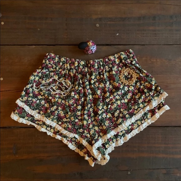 Floral Lace Mini Shorts - Picture 2 of 2